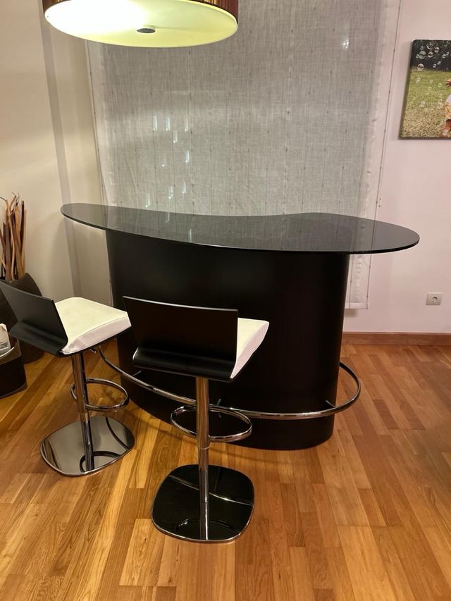 Barra de bar Ublo de Roche Bobois con taburetes