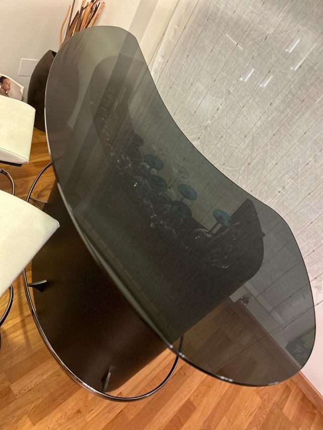 Barra de bar Ublo de Roche Bobois con taburetes