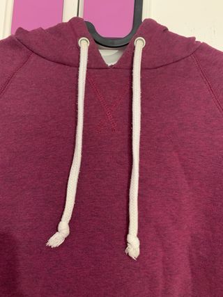 Sudadera corta morada con capucha