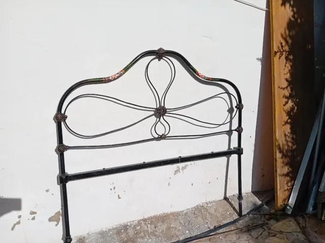 Cabecero de forja antiguo pintado a mano