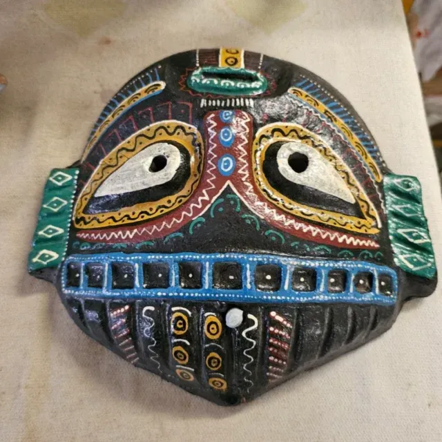 Maschera tribale africana decorata