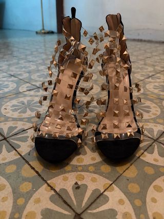 Sandalias tacón negras y doradas