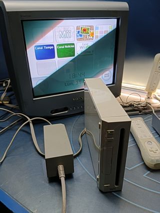 consola Wii + 2 mandos ( tv no incluida en la venta)