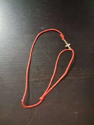 Pulsera hilo rojo con cruz plata