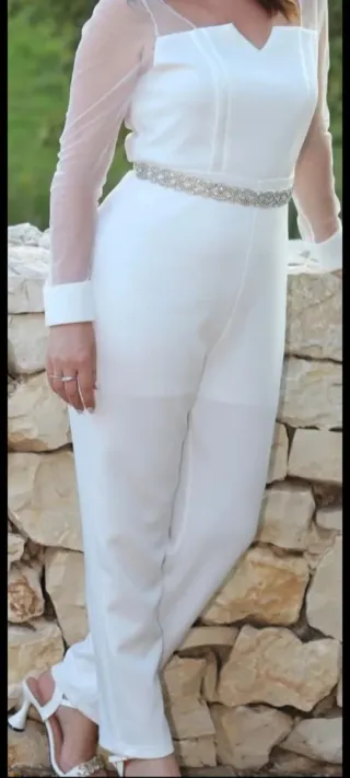 Mono blanco elegante para boda civil