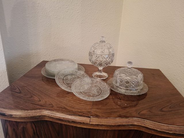 Bombonera, quesera y platos de cristal tallado