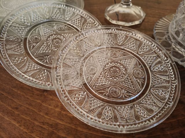 Bombonera, quesera y platos de cristal tallado