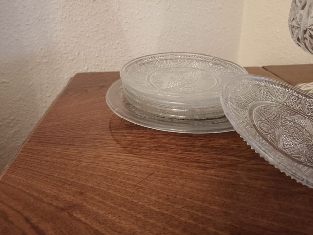 Bombonera, quesera y platos de cristal tallado