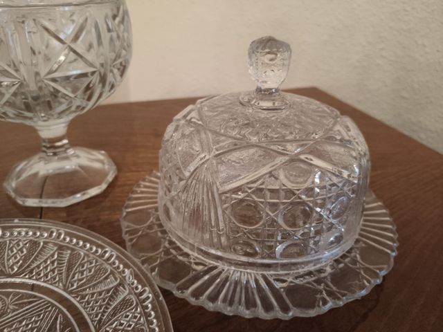 Bombonera, quesera y platos de cristal tallado