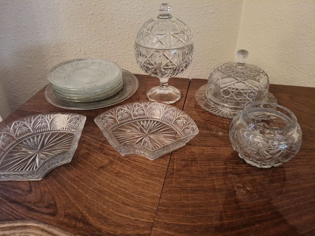 Bombonera, quesera y platos de cristal tallado