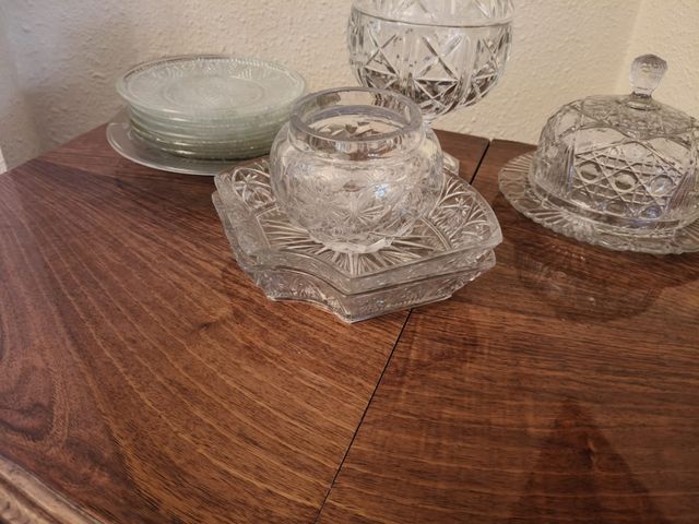 Bombonera, quesera y platos de cristal tallado