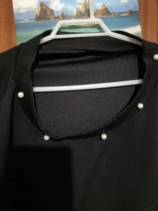 Camiseta negra con perlas