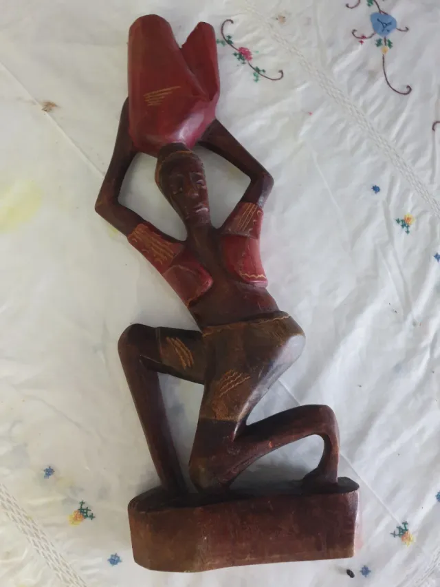 Escultura de madera tallada figura humana