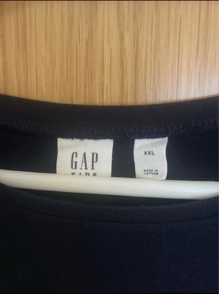 Camiseta GAP lentejuelas negra
