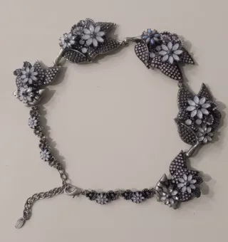 Collar de flores de joya plateado