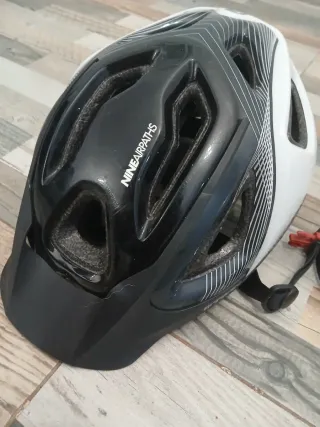 Casco da ciclismo bianco e nero