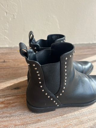 Botines negros con tachuelas