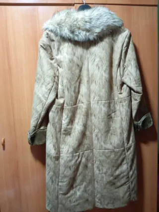 Abrigo mujer beige y marrón con pelo