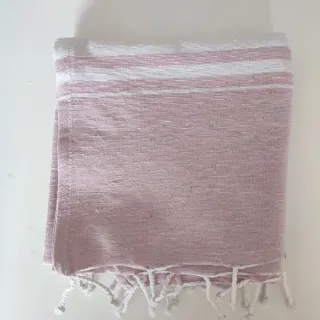 Toalla de color rosa y blanco