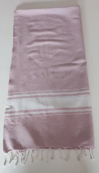 Toalla de color rosa y blanco