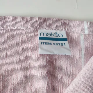 Toalla de color rosa y blanco