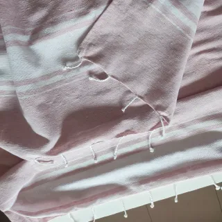 Toalla de color rosa y blanco