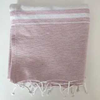 Toalla de color rosa y blanco