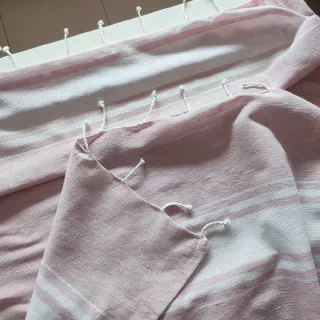 Toalla de color rosa y blanco