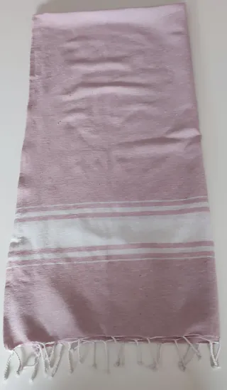 Toalla de color rosa y blanco