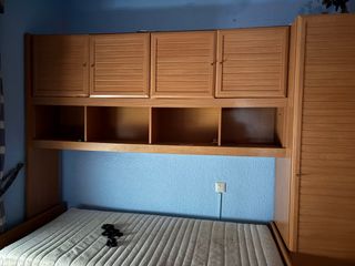 Armario de madera con puertas