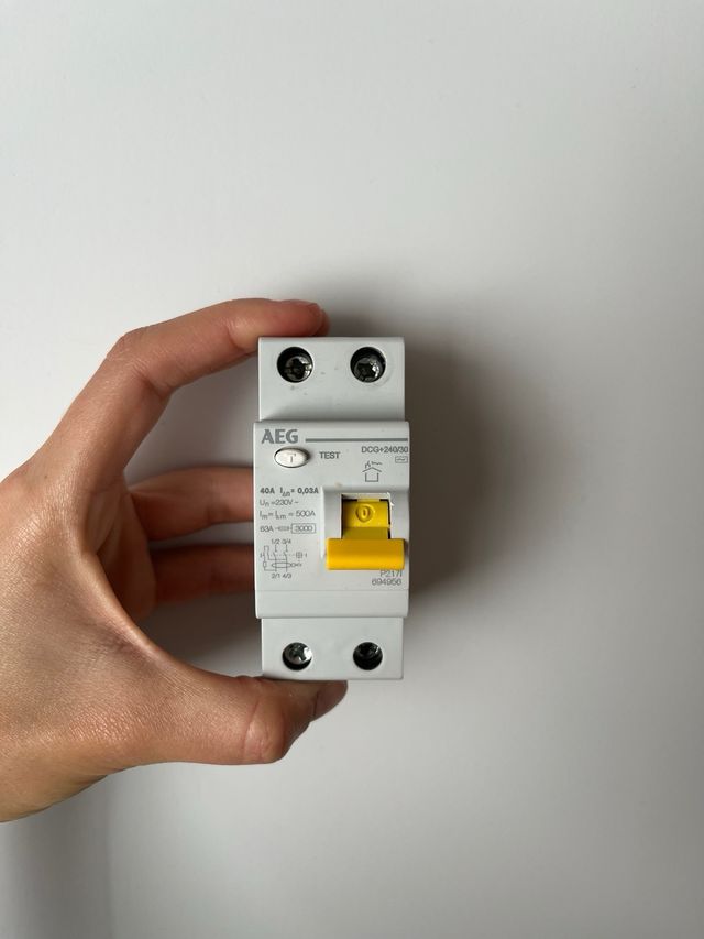 Interruptor Magnetotérmico AEG y Diferencial.