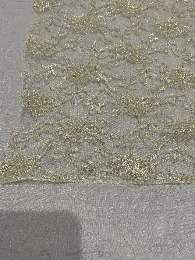 Tela de encaje con hilo dorado