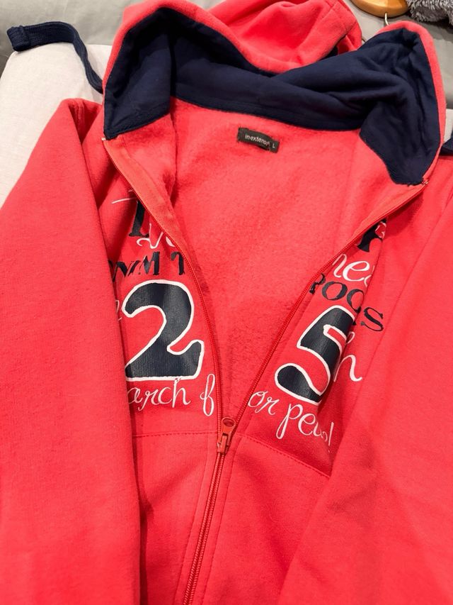 Chaqueta con cremallera y capucha