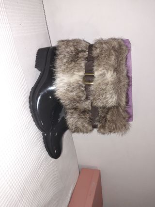 Botas negras con pelo y hebilla