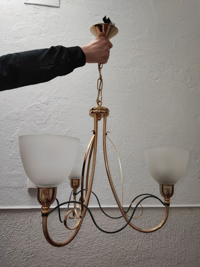 Lámpara de techo dorada con tulipas