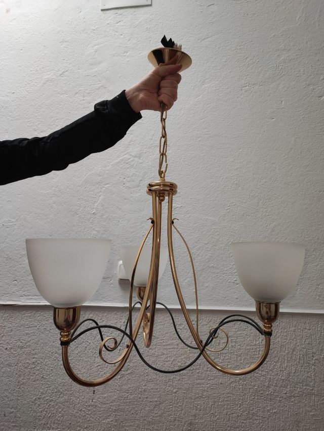 Lámpara de techo dorada con tulipas