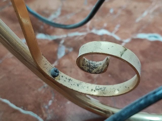 Lámpara de techo dorada con tulipas