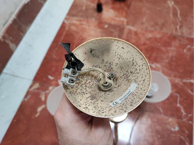 Lámpara de techo dorada con tulipas