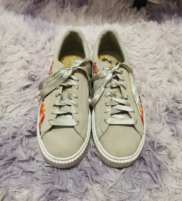 Deportivas Puma con flores bordadas