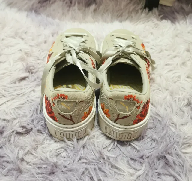 Deportivas Puma con flores bordadas
