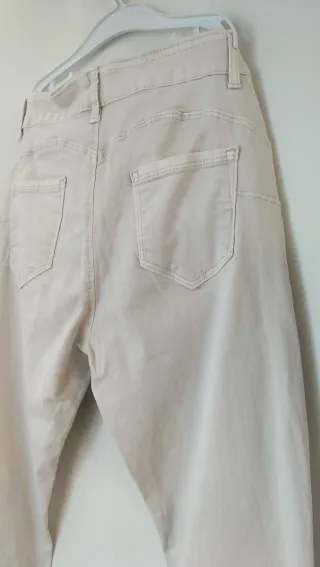 Pantalón vaquero acampanado elástico beige
