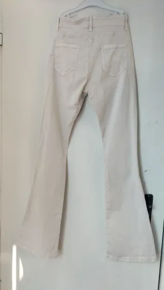 Pantalón vaquero acampanado elástico beige