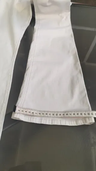 Pantalón vaquero acampanado elástico beige