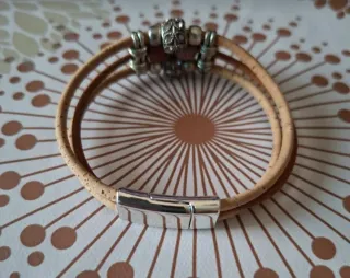 Pulsera de corcho con abalorios