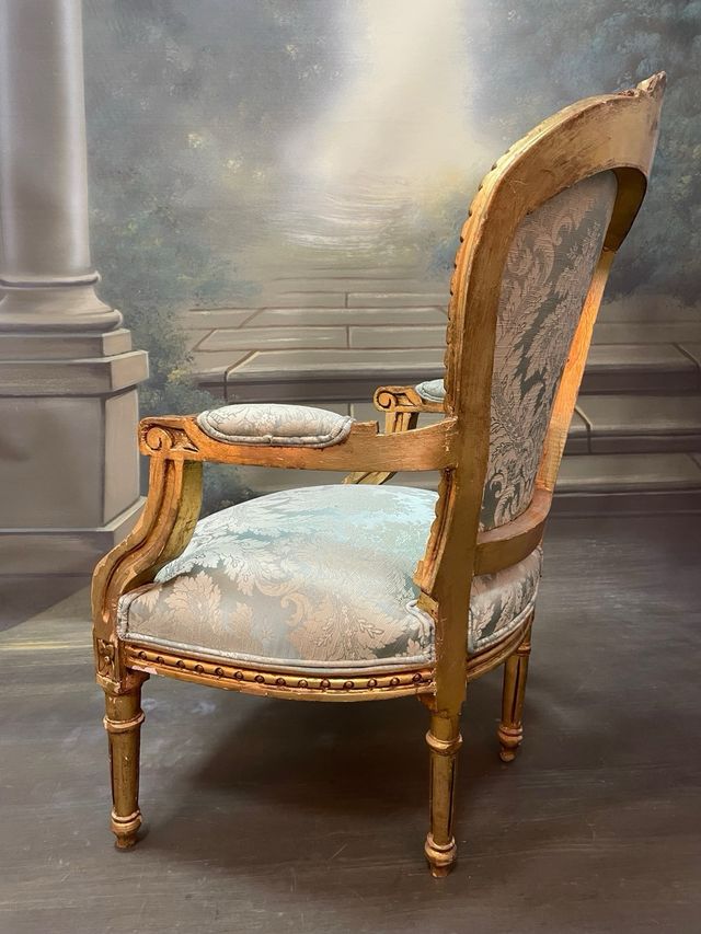 Sillón Luis XV azul y dorado con  de oro.