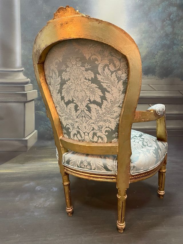 Sillón Luis XV azul y dorado con  de oro.