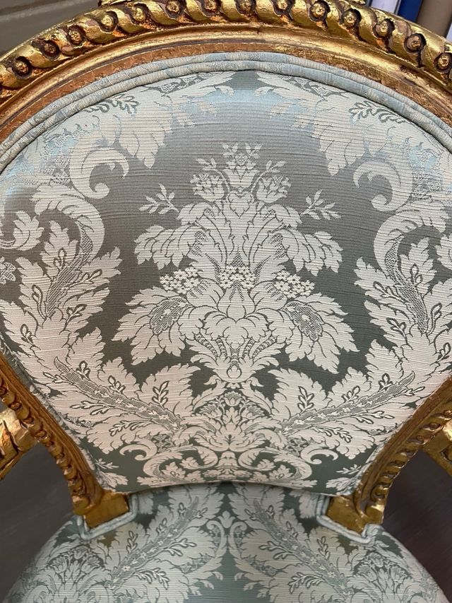 Sillón Luis XV azul y dorado con  de oro.