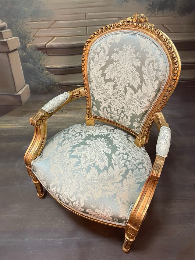 Sillón Luis XV azul y dorado con  de oro.