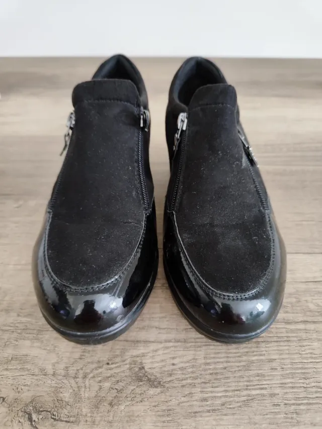 Scarpe nere donna con zip e cuore