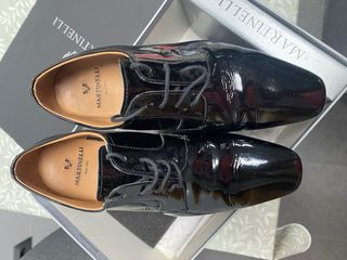 Zapatos charol Martinelli negros.